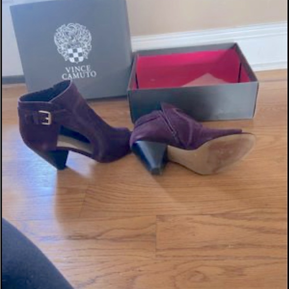 Vince Camuto size 9 peep toe booties